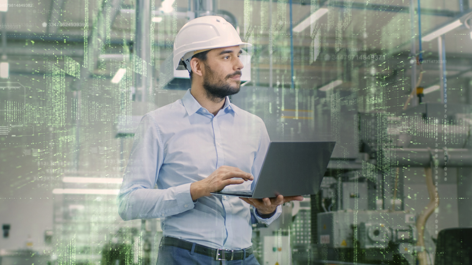 Ingenieur mit Notebook in Fertigung