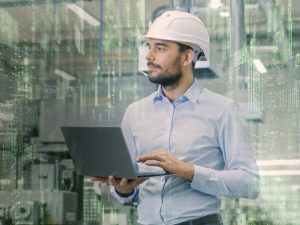 Ingenieur mit Notebook in Fertigung