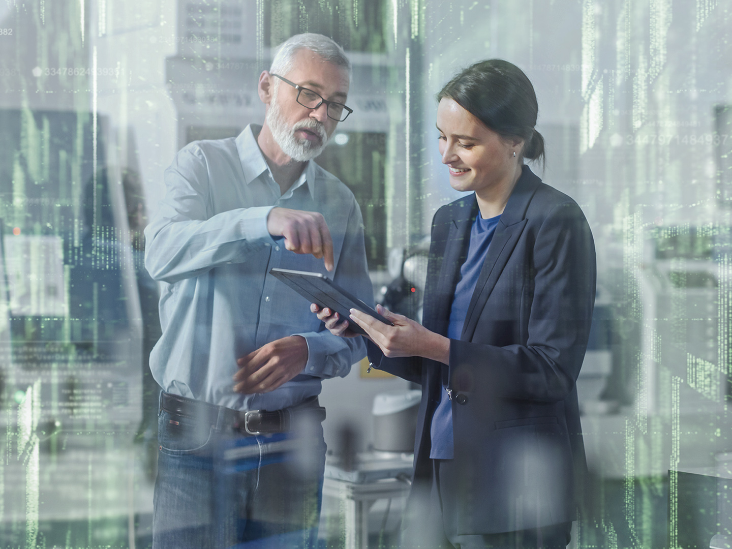 Zwei Arbeiter mit Tablet in Fabrik