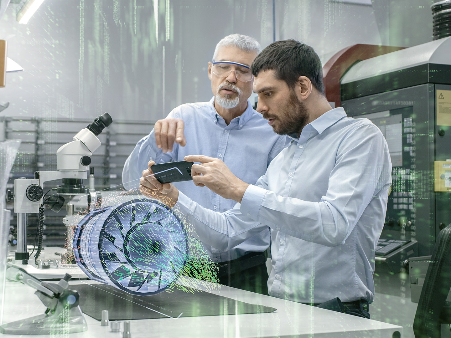 Zwei Ingenieure mit 3D Modell eines digitalen Zwillings