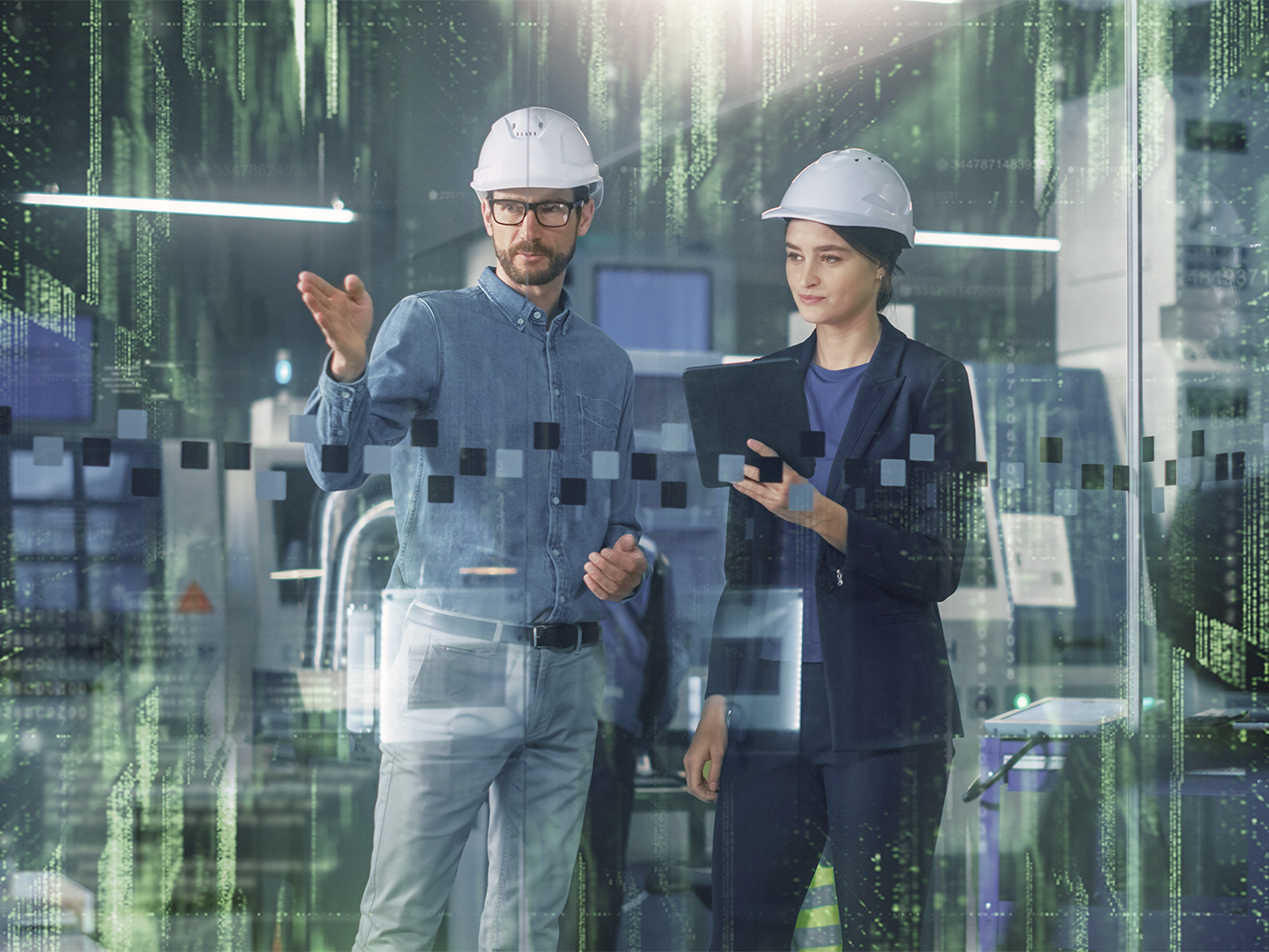 Zwei Projektmanager mit Tablet in Fabrik