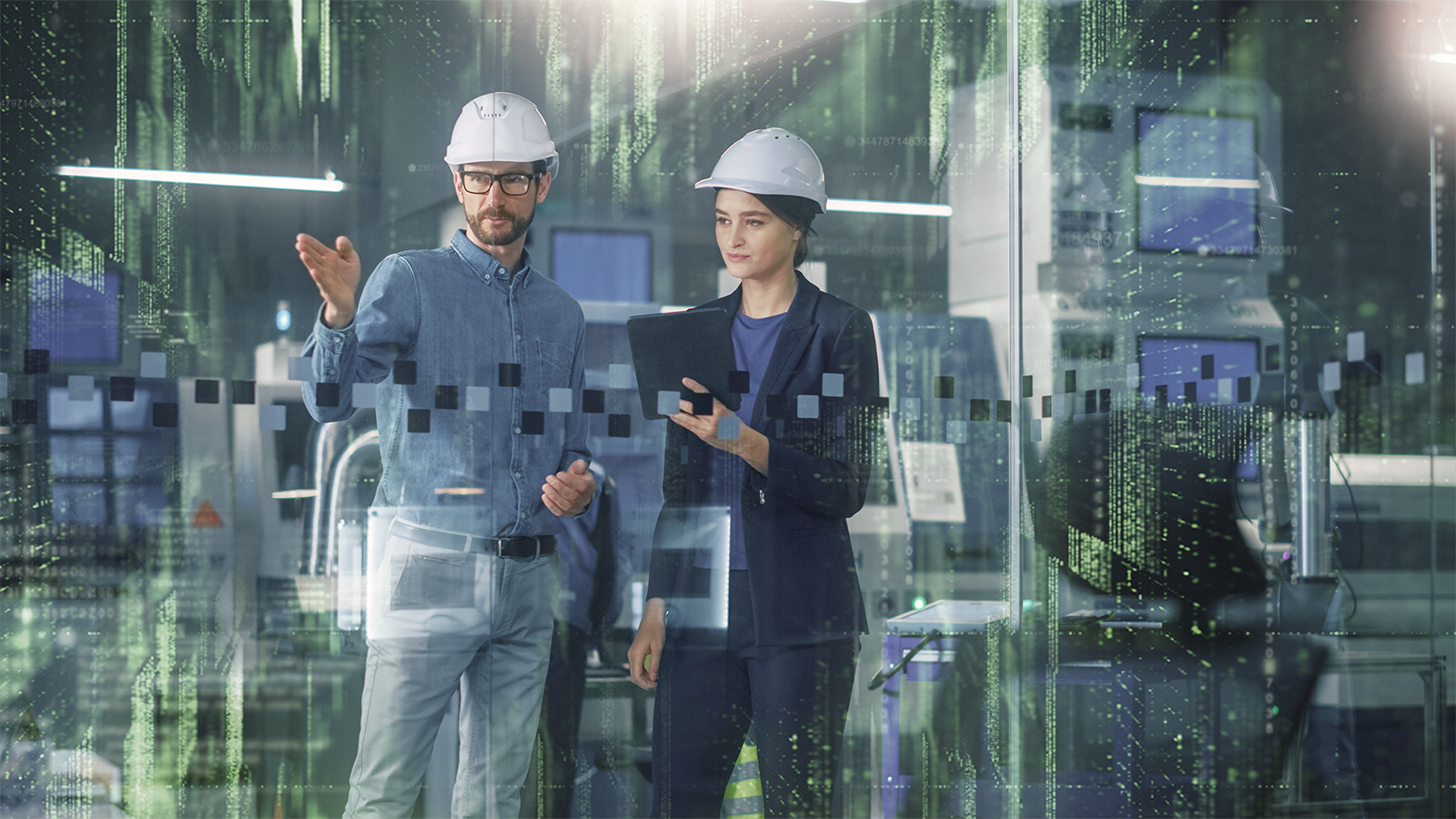 Zwei Projektmanager mit Tablet in Fabrik