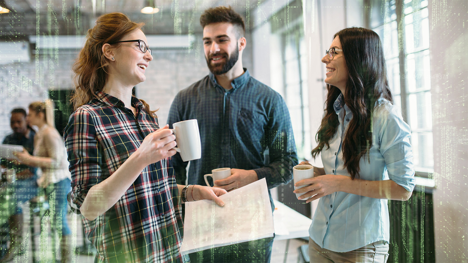 Drei Personen in Besprechung mit Kaffee