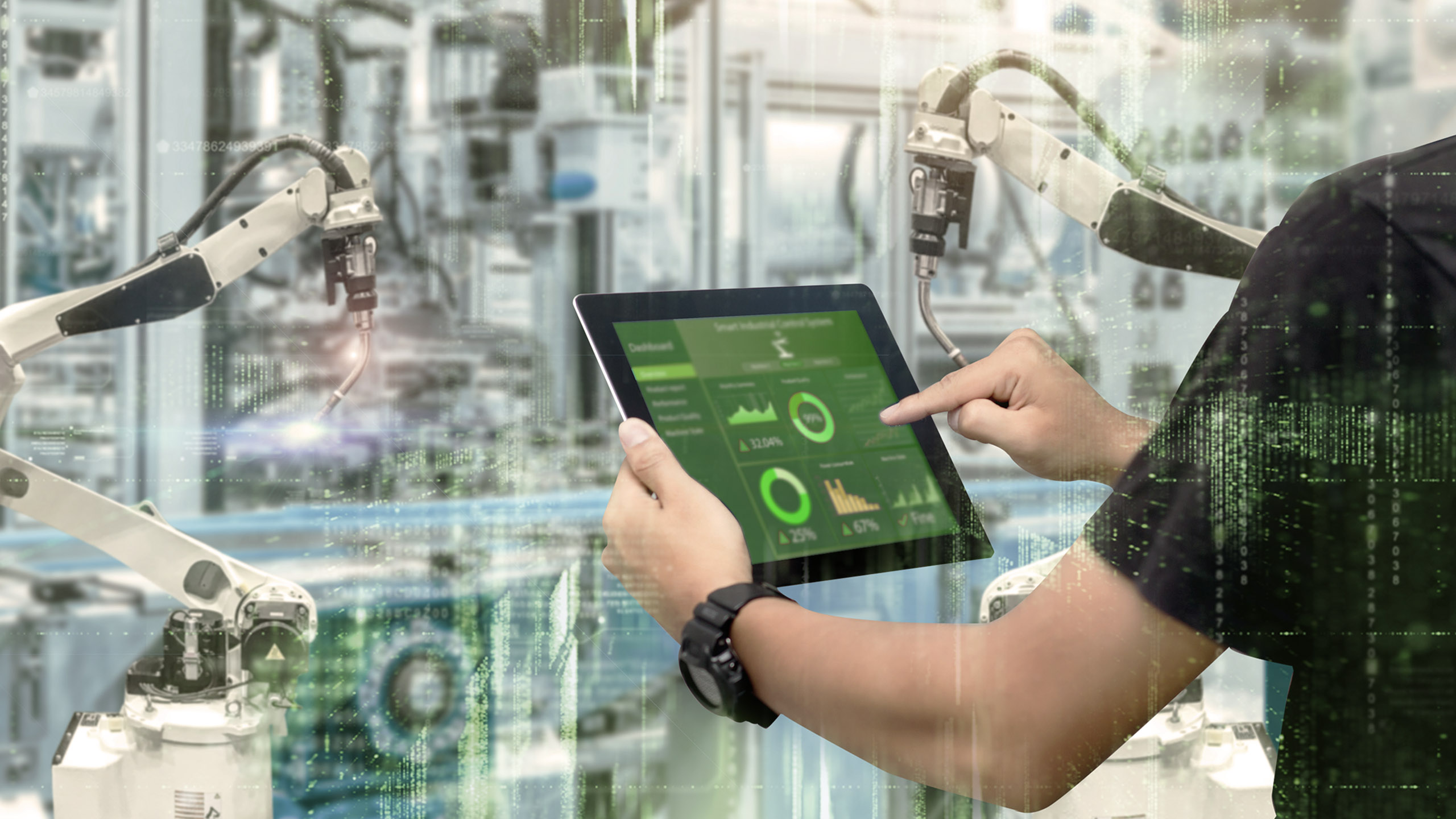 Arbeiter mit Tablet vor Systemlandschaft