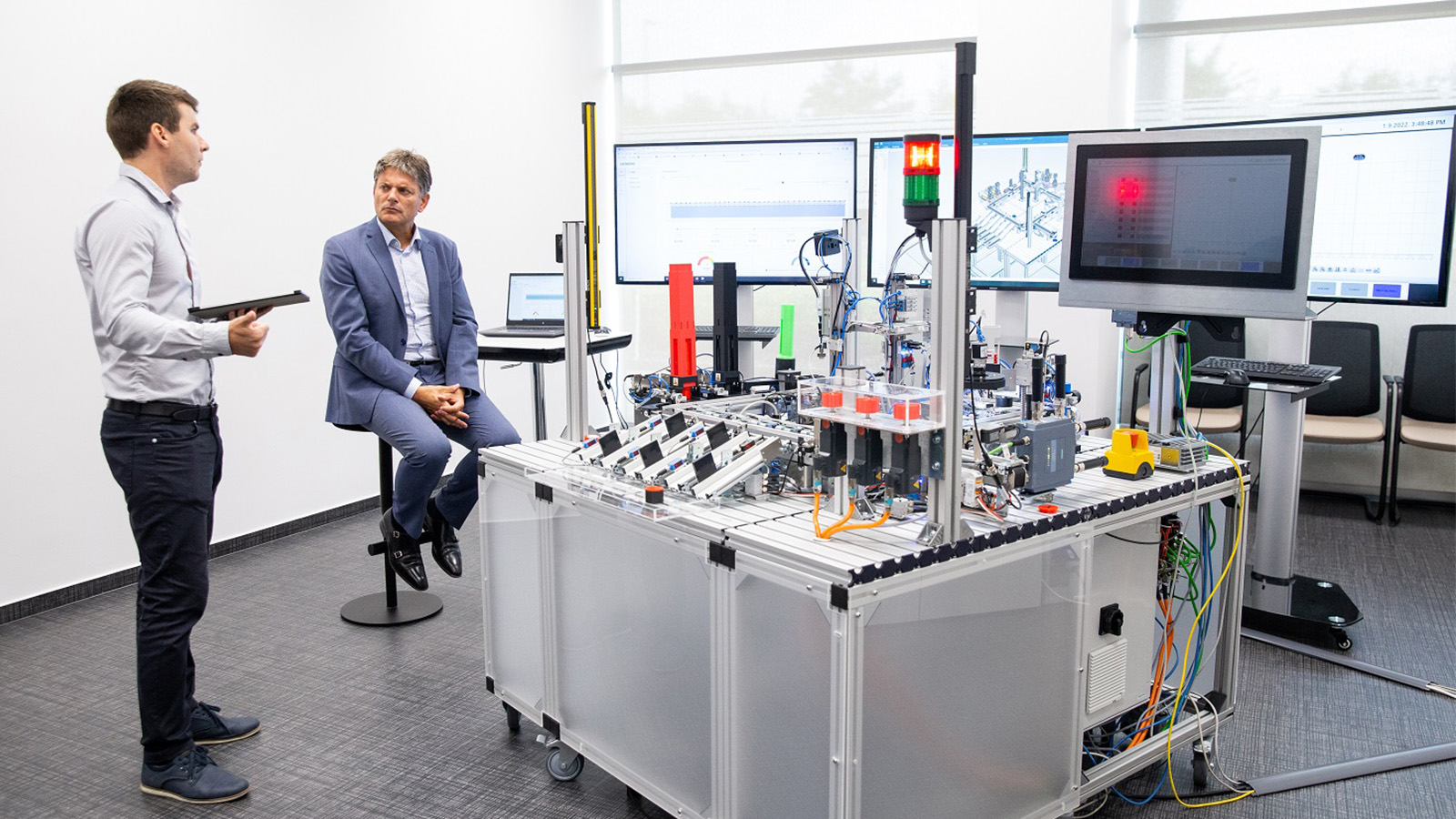 Kristof Soos and Prof. Dr. Joachim Hornegger in the laboratory facility