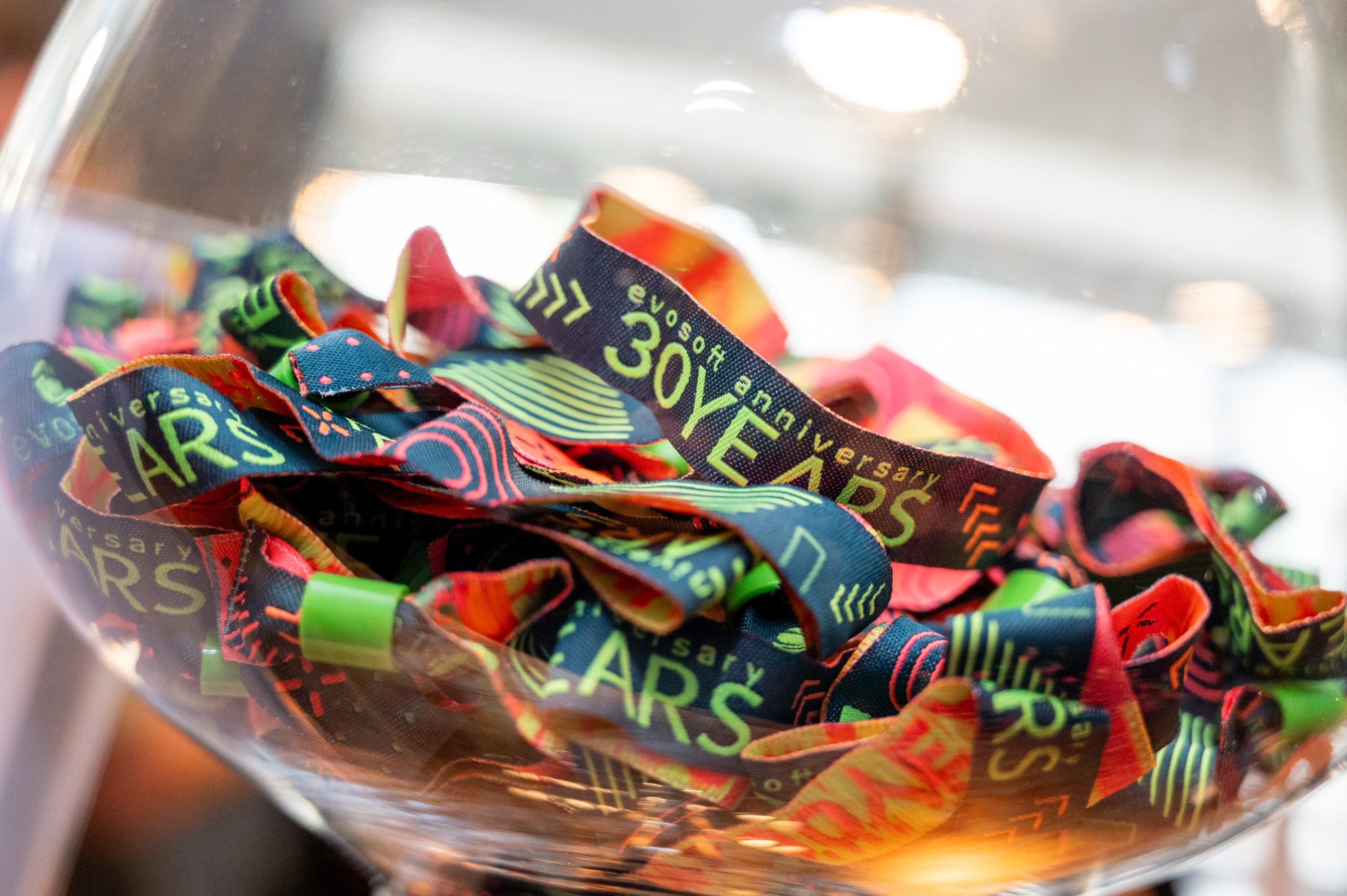 Bunte Eintrittsbänder zum 30-jährigen Jubiläum